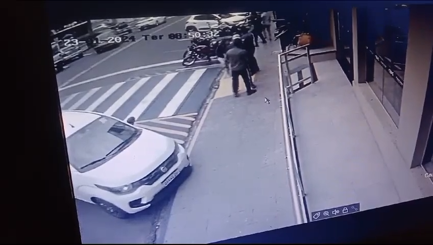 Vídeo: Do zap a rua vereador agride diretor de trânsito em Município de MS Vídeo: Do zap a rua vereador agride diretor de trânsito em Município de MS