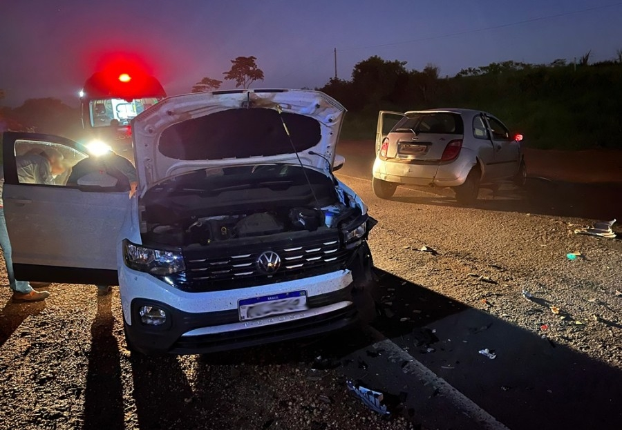 Caminhão provoca acidente envolvendo dois carros na BR-376 e foge sem prestar socorro às vítimas Caminhão provoca acidente envolvendo dois carros na BR-376 e foge sem prestar socorro às vítimas