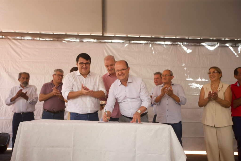 Barbosinha afirma que Governo quer ajudar as Prefeituras e trazer benefícios para a população Barbosinha afirma que Governo quer ajudar as Prefeituras e trazer benefícios para a população
