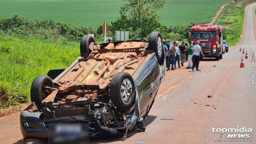Veículo capota após bater em outro no anel rodoviário de Campo Grande; mulher e duas crianças ficaram feridas