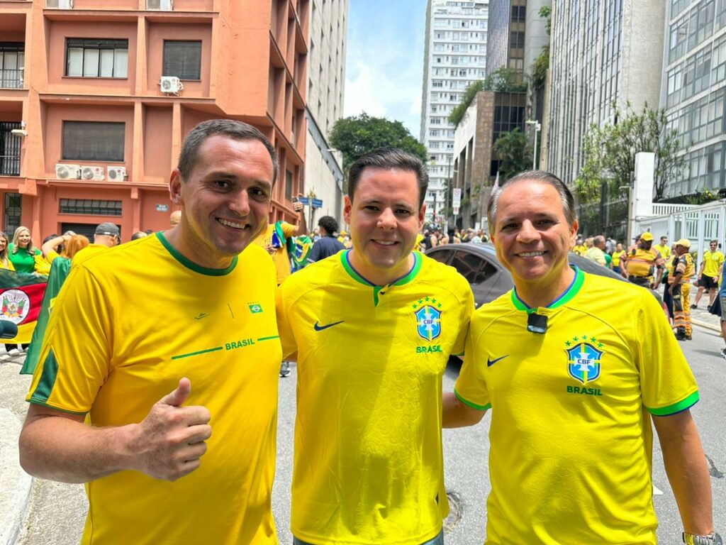 Manifestação com apoiadores de Bolsonaro lota Avenida Paulista
