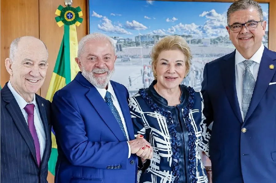Marta volta a PT após 9 anos em festa com mil convidados e discurso de Lula