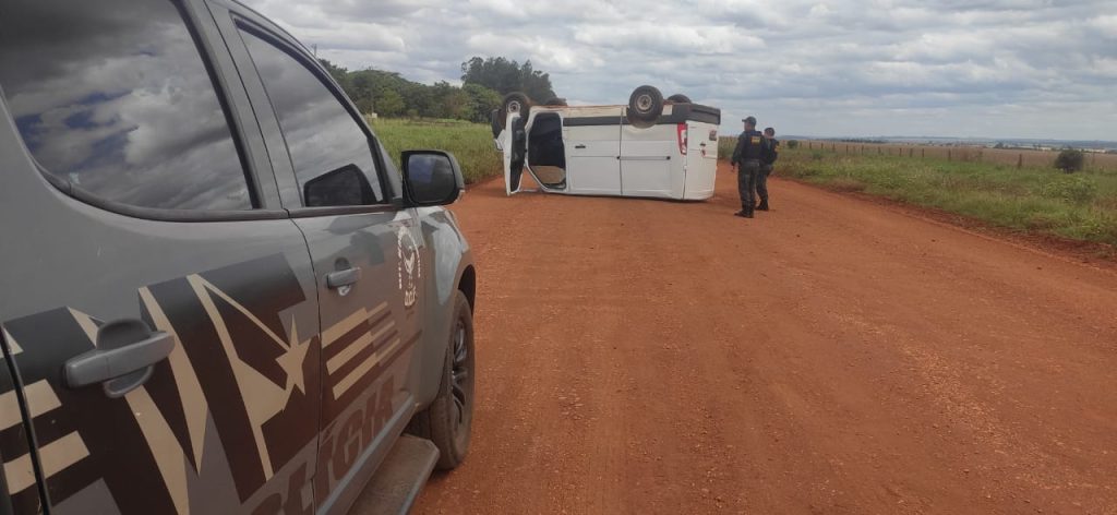 Veículo furgão é encontrado capotado em estrada com mais de 3 toneladas de maconha