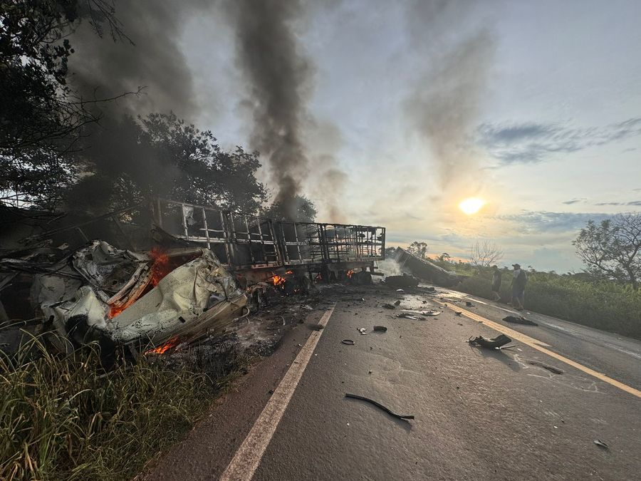Acidente entre três carretas e carro de passeio resulta em duas mortes na MS-276