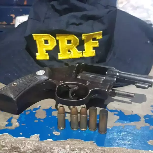 Homem é preso após atirar contra esposa ee primo em reunião familiar 