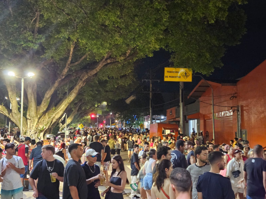 Na segunda noite de folia, Cordão da Valu reuniu cerca de 13 mil pessoas na Esplanada Na segunda noite de folia, Cordão da Valu reuniu cerca de 13 mil pessoas na Esplanada
