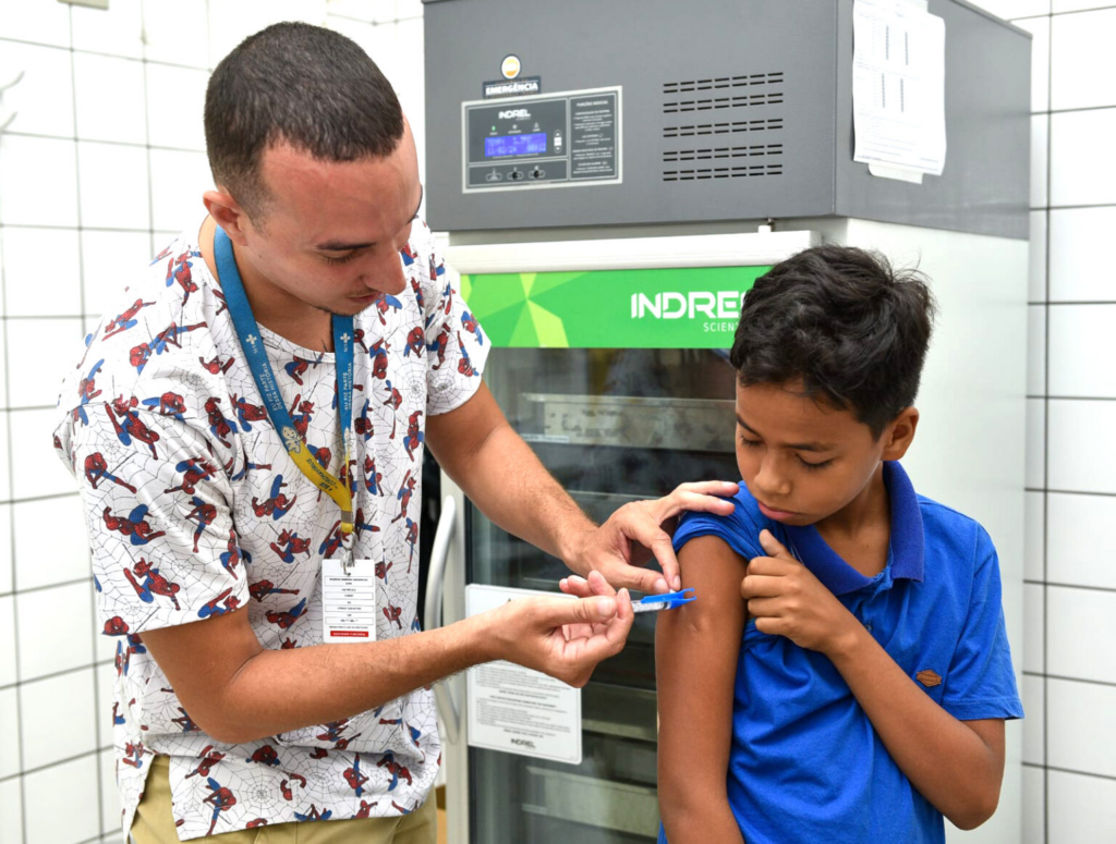 Lorena é a primeira criança a receber vacina contra dengue na Capital