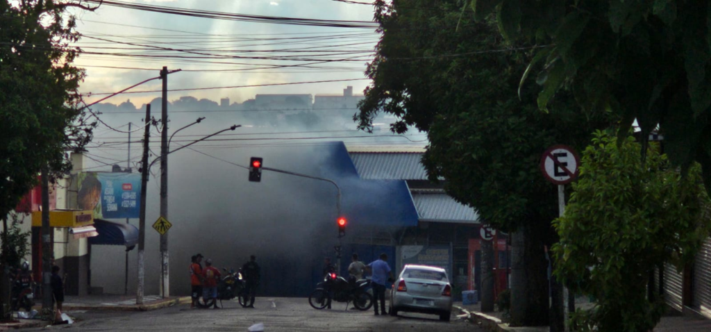 Bombeiros são acionados e controlam incêndio no Camelódromo Bombeiros são acionados e controlam incêndio no Camelódromo