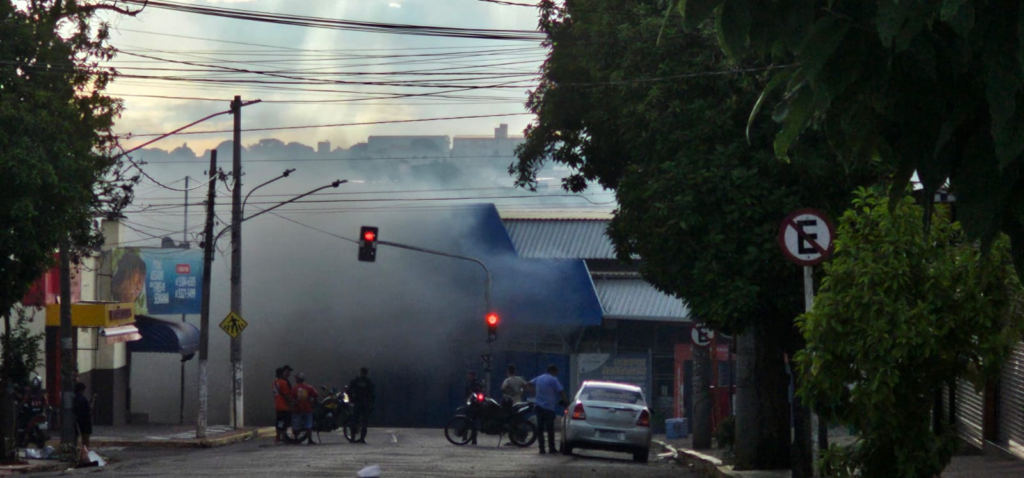 Bombeiros são acionados e controlam incêndio no Camelódromo