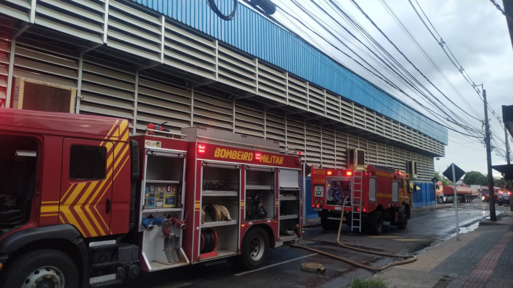 Bombeiros são acionados e controlam incêndio no Camelódromo Bombeiros são acionados e controlam incêndio no Camelódromo