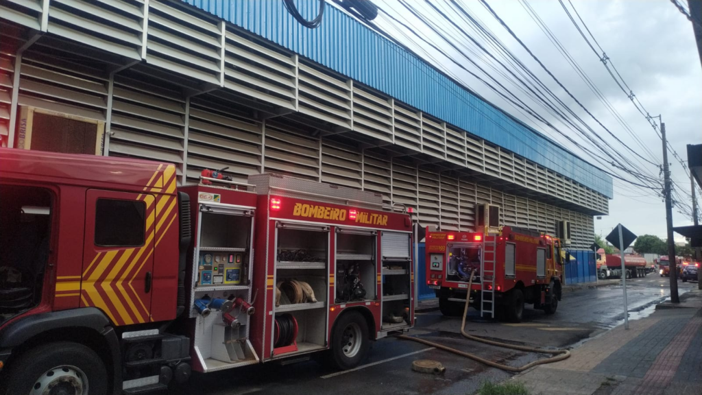 Bombeiros são acionados e controlam incêndio no Camelódromo