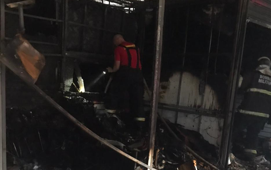 Bombeiros são acionados e controlam incêndio no Camelódromo Bombeiros são acionados e controlam incêndio no Camelódromo