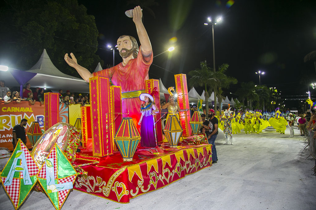 Veja como foi a primeira noite de desfiles das escolas de samba de Corumbá