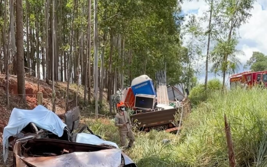 Dois morrem em acidente entre carro de passeio e caminhão na BR-376