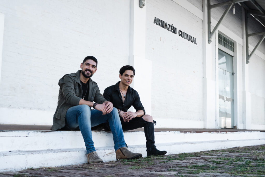 Elvis e Adriano preparam espetáculo com gravação de DVD ao vivo em Campo Grande