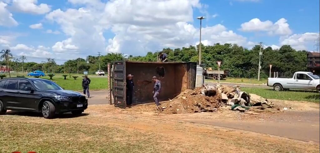 Caminhão basculante tomba na rotatória do macro anel de Campo Grande