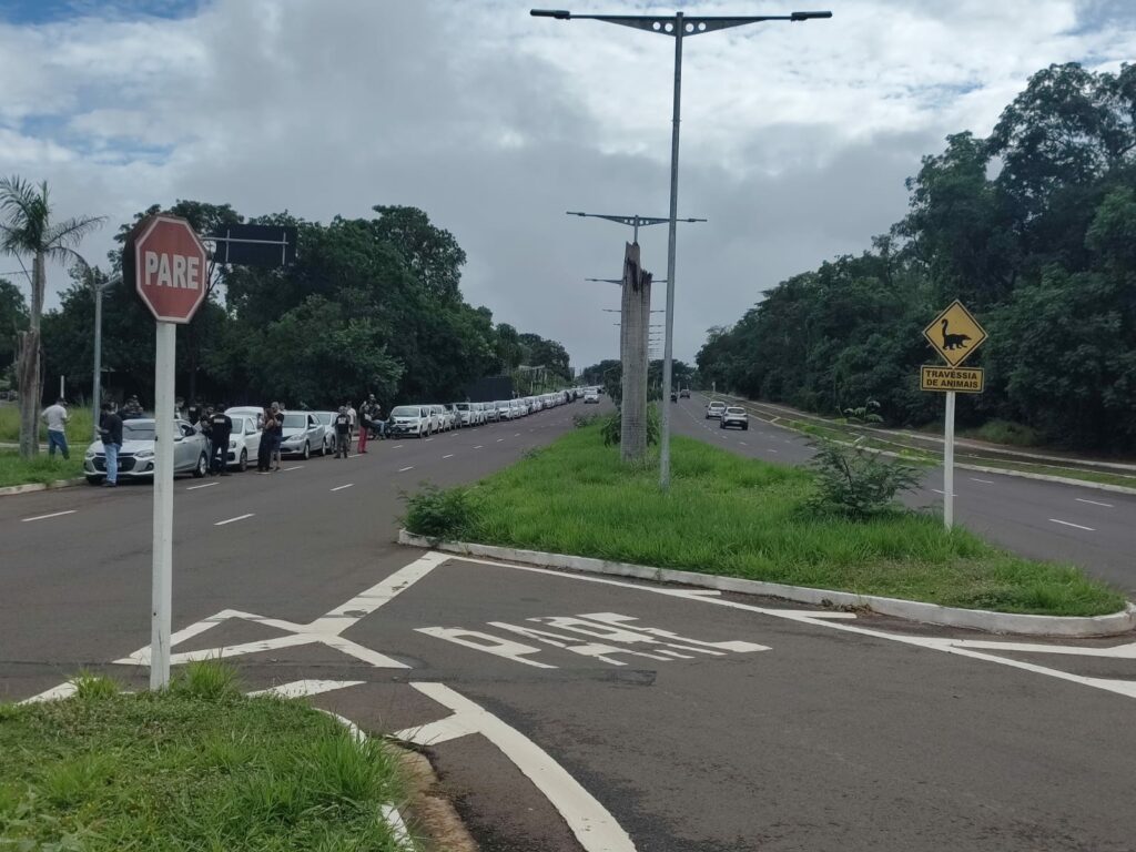 Motoristas de APP fazem 'festa' em carreata protesto na Capital