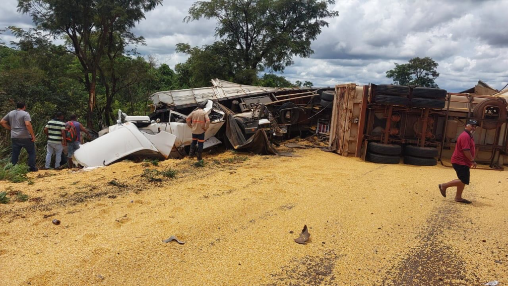 Motorista morre na BR-267 em acidente envolvendo duas carretas Motorista morre na BR-267 em acidente envolvendo duas carretas
