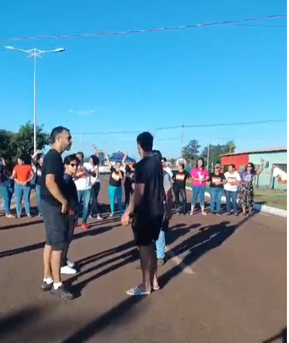 Manifestação: Em greve servidores da UFGD 'trancam' acesso à Universidade Manifestação: Em greve servidores da UFGD 'trancam' acesso à Universidade