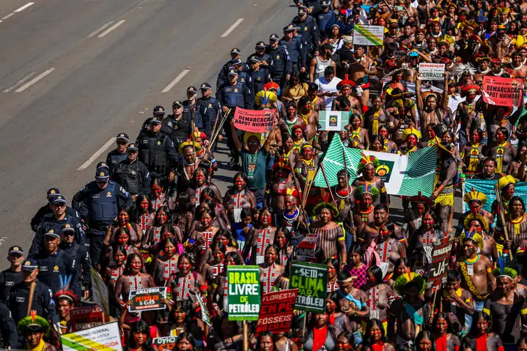 Milhares de indígenas marcham em Brasília por respeito aos povos originários