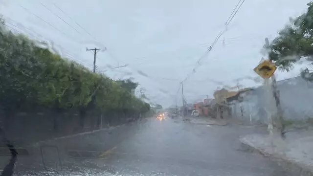 Manhã escurece cumprindo previsão de semana começando com chuvas em CG