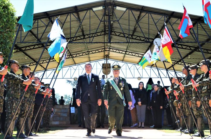 Homenageado pelo CMO, Eduardo Riedel destaca a importância do Exército no território sul-mato-grossense