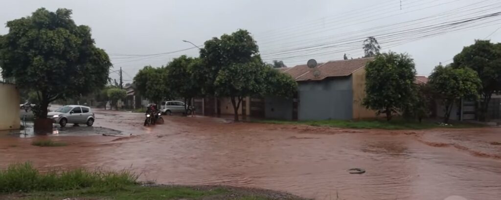 Chuva intensa prova alagamentos em diversos bairros de Campo Grande e previsão segue até a quarta-feira
