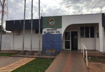 Homem é executado a tiros em frente a conveniência por dupla em motocicleta