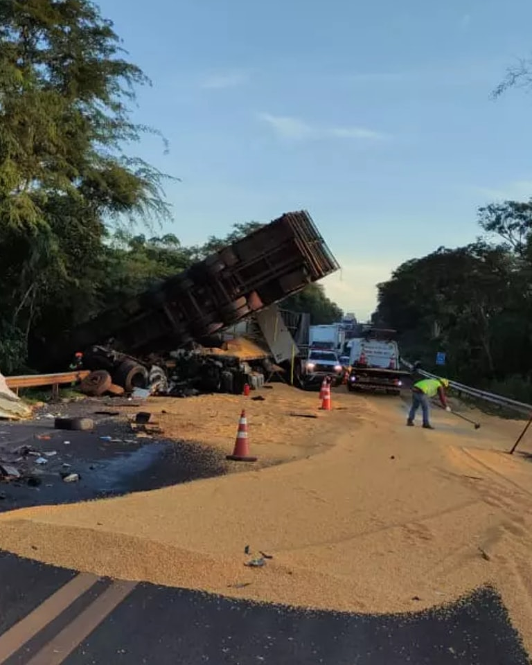 Tragédia: acidente envolvendo carretas, caminhão e veículo mata cinco pessoas em Anhanduí