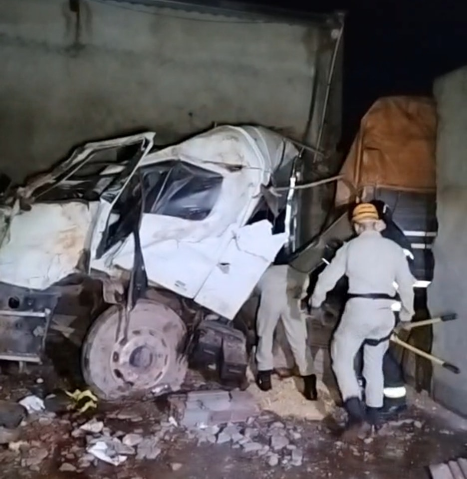 Desgovernada, carreta destrói casa em Dourados; duas pessoas ficaram feridas Desgovernada, carreta destrói casa em Dourados; duas pessoas ficaram feridas