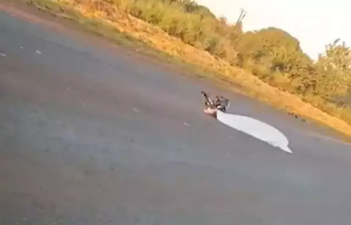 Colisão entre caminhões e motocicleta deixa um morto na BR-262