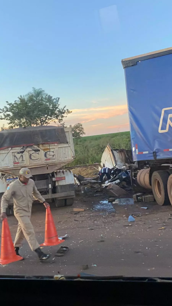 Colisão entre caminhões e motocicleta deixa um morto na BR-262