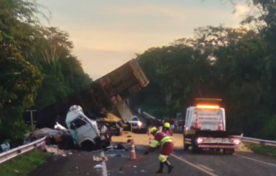 Tragédia em Anhanduí: acidente pode ter sido causado por ultrapassagem indevida de carreta