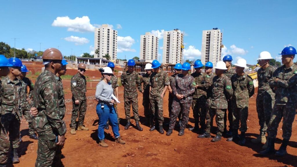 Estudantes visitam canteiro de obras do Condomínio Belas Artes