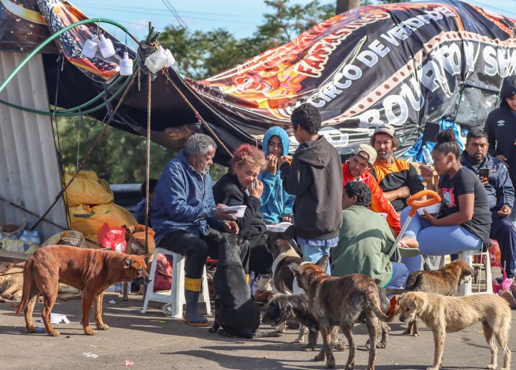Famílias improvisam acampamentos em rodovias à vigiar suas casas no RS Famílias improvisam acampamentos em rodovias à vigiar suas casas no RS