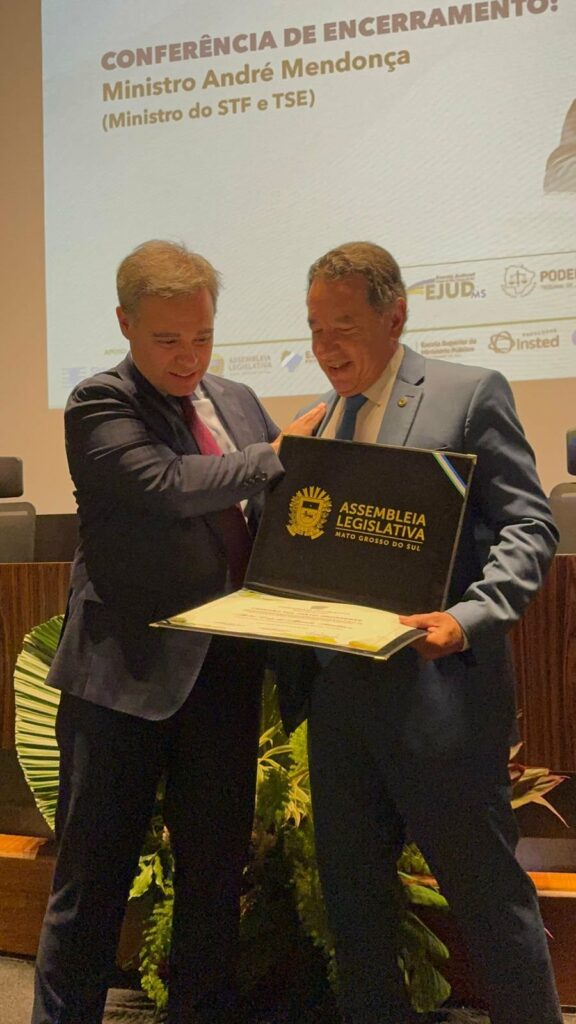 Presidente entrega Título de Cidadão Sul-Mato-Grossense a ministro André Mendonça