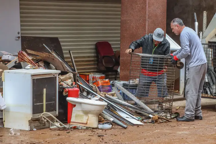 Comerciantes de Porto Alegre levam dias só para limpar lojas Comerciantes de Porto Alegre levam dias só para limpar lojas