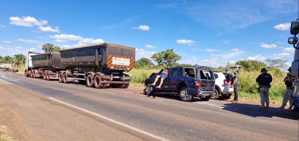 Engavetamento na BR-262 deixa caminhonete de luxo destruída