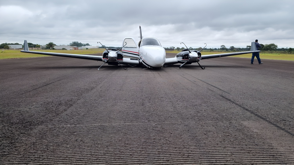 Avião de dupla sertaneja Jads e Jadson faz 'pouso de barriga' no aeroporto Santa Maria Avião de dupla sertaneja Jads e Jadson faz 'pouso de barriga' no aeroporto Santa Maria