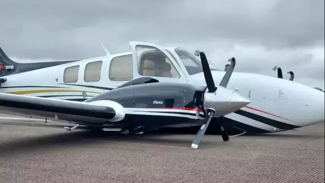 Avião de dupla sertaneja Jads e Jadson faz 'pouso de barriga' no aeroporto Santa Maria Avião de dupla sertaneja Jads e Jadson faz 'pouso de barriga' no aeroporto Santa Maria