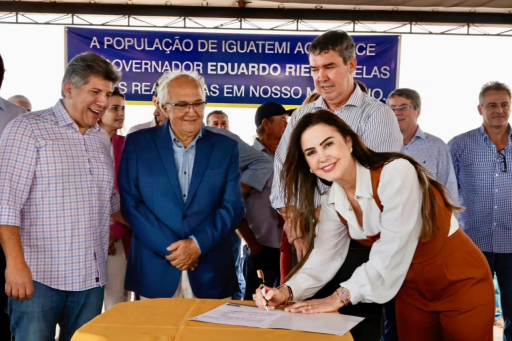 Trabalho de Mara Caseiro gera asfalto e reforma de escolas no Conesul de MS Trabalho de Mara Caseiro gera asfalto e reforma de escolas no Conesul de MS