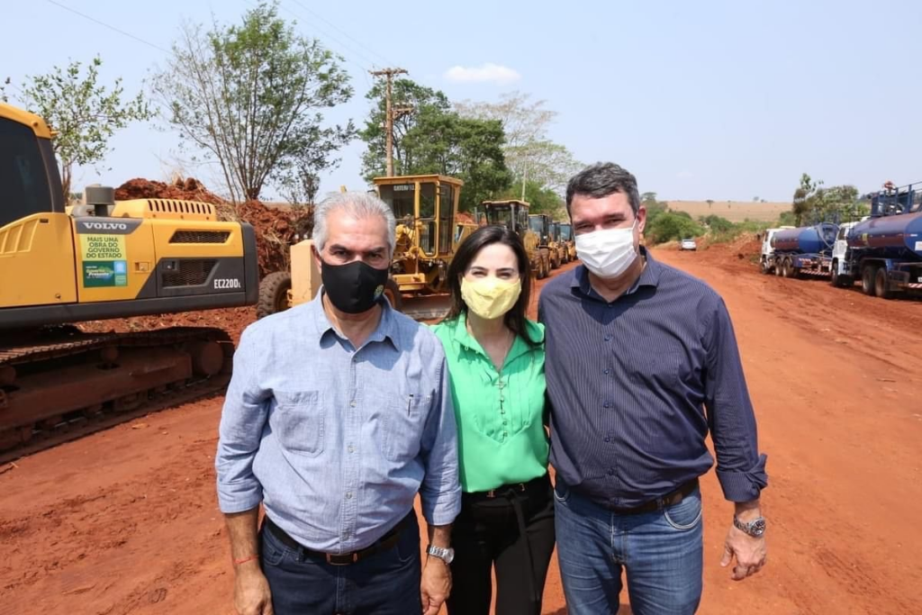 Trabalho de Mara Caseiro gera asfalto e reforma de escolas no Conesul de MS Trabalho de Mara Caseiro gera asfalto e reforma de escolas no Conesul de MS