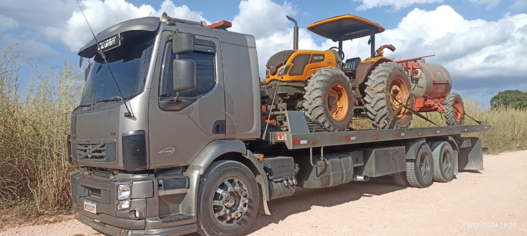 Deleagro: trator furtado em Rochedo é localizado em Coxim