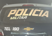 Populares cercam viatura da Polícia Militar durante prisão de agressor de mulher