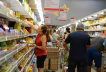 Intenção de consumo das famílias cresce pelo terceiro mês