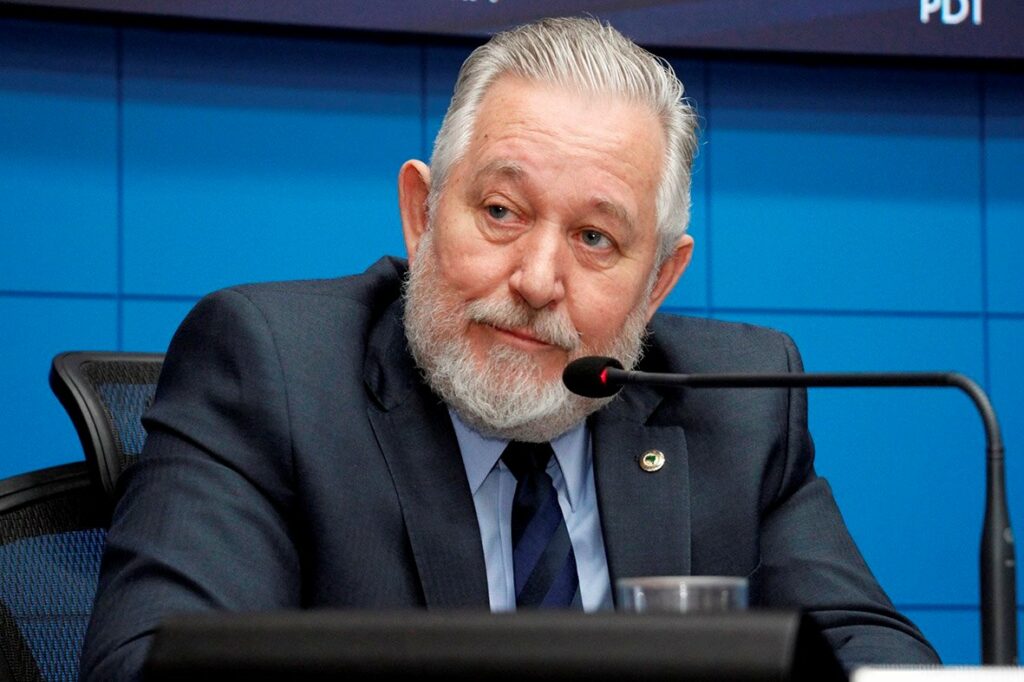 Descarte correto de fios instalados em postes é debatido pelos deputados da ALEMS