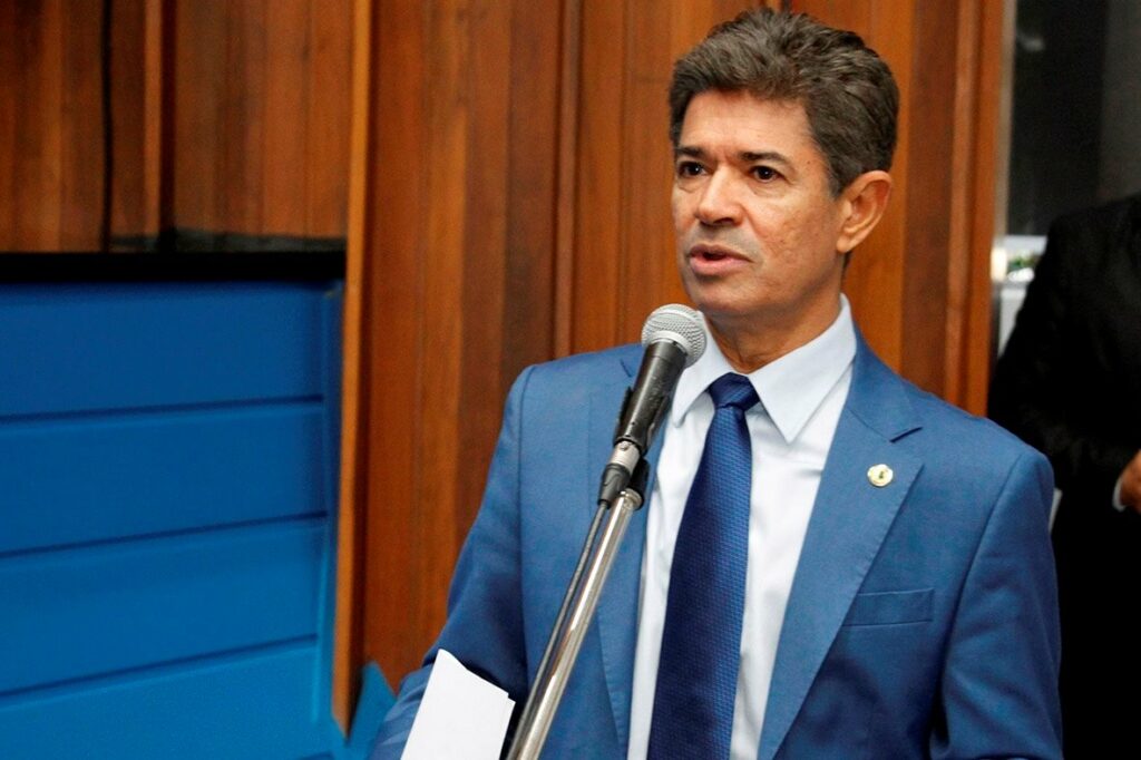 Descarte correto de fios instalados em postes é debatido pelos deputados da ALEMS