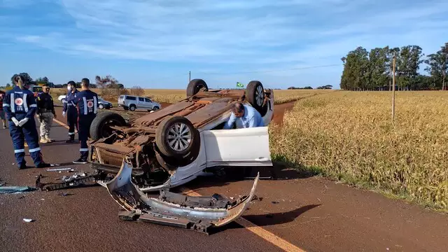 Passageira morre ao ser arremessada para fora de carro na BR-463 Passageira morre ao ser arremessada para fora de carro na BR-463