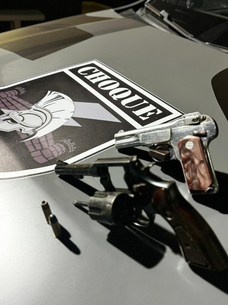 Após desentendimento, dupla atira frente à tabacaria e um acaba preso Após desentendimento, dupla atira frente à tabacaria e um acaba preso