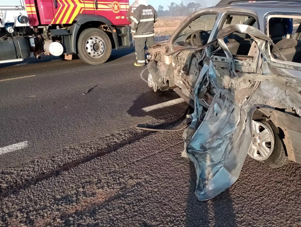 Após carro invadir pista contrária, carreta e caminhão pegam fogo e explodem na MS-299 Após carro invadir pista contrária, carreta e caminhão pegam fogo e explodem na MS-299